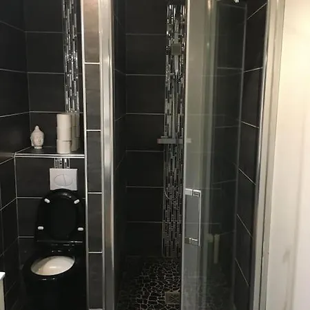 Appartement Studio Cosy Avec Terrasse, Quartier Des Chatrons