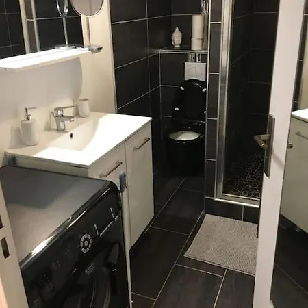 Studio Cosy Avec Terrasse, Quartier Des Chatrons *